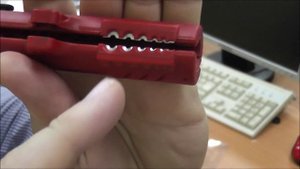 Съемник изоляции (стриппер) с кабелей KNIPEX 1690130SB. Обзор.