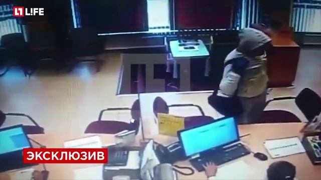 В Екатеринбурге неизвестный с бомбой ограбил банк смотреть онлайн