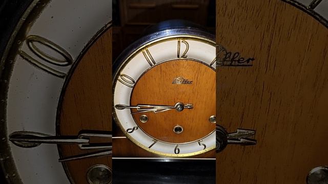 Старинные каминные часы Lauffer. Четвертной бой