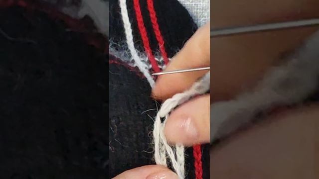 Вертикальные дорожки тамбурным швом на вязаных изделиях. смотреть онлайн