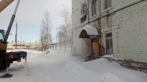 Убойная очистка крыши от снега и льда и сосулек краном, стрелой.