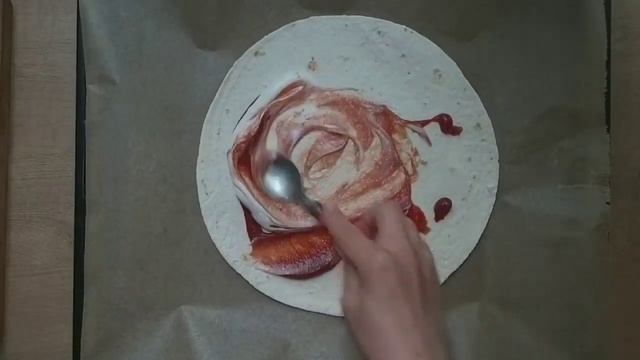 Очень вкусная пицца с морепродуктами из пшеничной лепешки