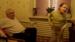 Внучка развлекает бабушку с дедушкой. P1280027.MP4