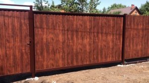 Забор из профнастила под дерево (античный дуб) с откатными воротами