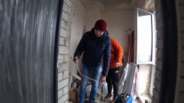 Как подключить генератор в квартире многоэтажки.Сильно ли шумит? Куда выхлопные газы?Дырка в потолк смотреть онлайн