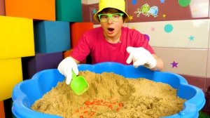 Раскопки в песочнице. Детское видео Моя песочница. Игры для детей - профессия Археолог