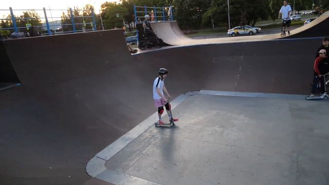 Лёха после днюхи) трюки на самокате в скейтпарке "Сосенки" смотреть онлайн