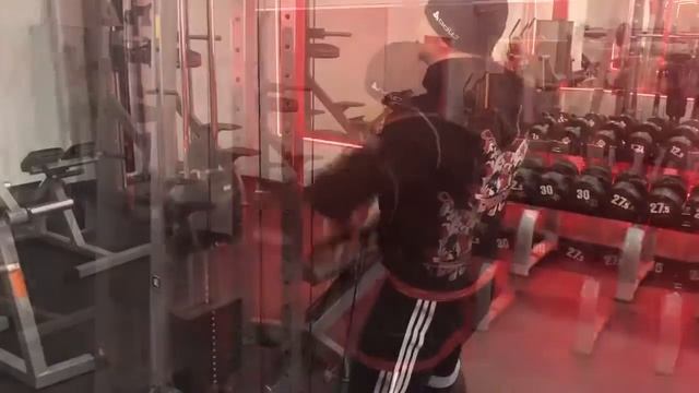 Круговая тренировка на мышцы ног, плеч и шеи
