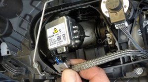 How to Replace the headlight bulbs on the Volvo XC60 2003 to 2013