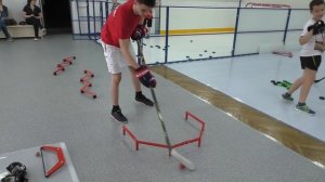 Тренировка хоккеистов в зале с клюшкой