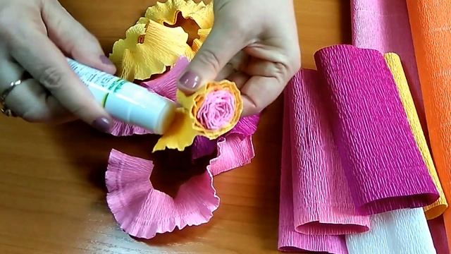 Необычные пасхальные яйца. Как украсить пасхальные яйца при помощи гофрированной бумаги.