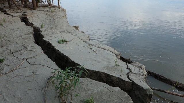 Обрушение берега реки Обь смотреть онлайн