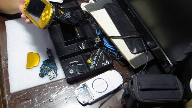 索尼 PSP 遊戲主機 拆機零件更換 暨 除塵清潔 初學者篇 影片過程 Part 1。