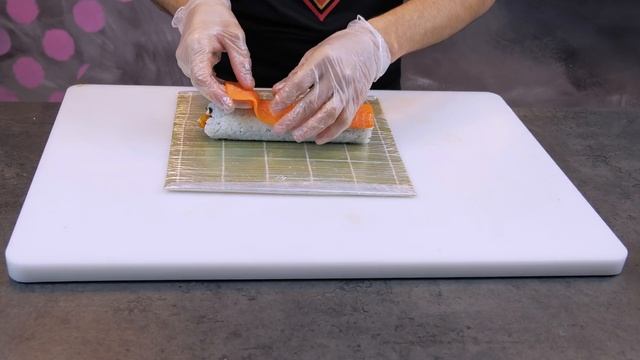 Ролл с лососём, зелёным луком и плотным майонезом. смотреть онлайн