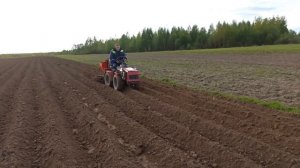Самодельная картофелесажалка в работе. Посадка картофеля. Нарезание борозд под посадку картофеля.