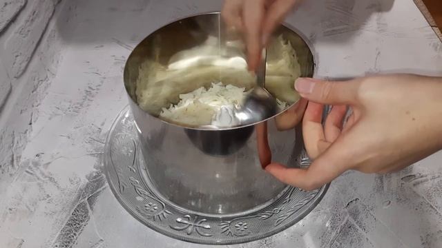 Легкий и вкусный салат с жареными шампиньонами и сыром.