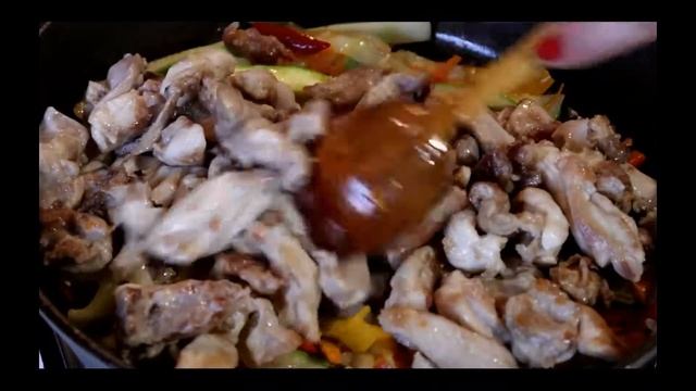 16. 09. 19.  Фунчоза - азиатское блюдо из «стеклянной» лапши, мяса и овощей.