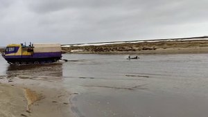 Снегоход буран через речку.