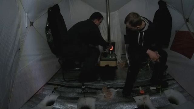 Зимняя рыбалка с палаткой и печкой. Рыбалка с комфортом на льду. Тест печки "Берег" экономка малая.