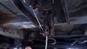 Как снять запаску на Крайслер Вояджер при сломанной защелке.