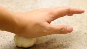 Как быстро почистить чеснок от шелухи?
