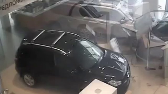 Неадекватный водитель разгромил автосалон в Москве…