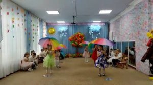 Танец с зонтиками  средняя группа