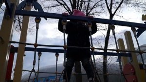 Алена играет на детской площадке и катается с горки Детская горка Развлечение для детей