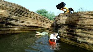 Крокодил напал на игрушки