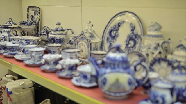 Посуда и сувениры с гжельской росписью — настоящий подарок с русской душой