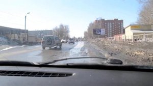 Дорога по ул. Красной Сибири в Бердске вызывает страх у автомобилистов попрощаться с резиной