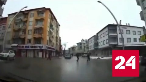 Массовое обрушение домов во время землетрясения в Турции попало на видео - Россия 24