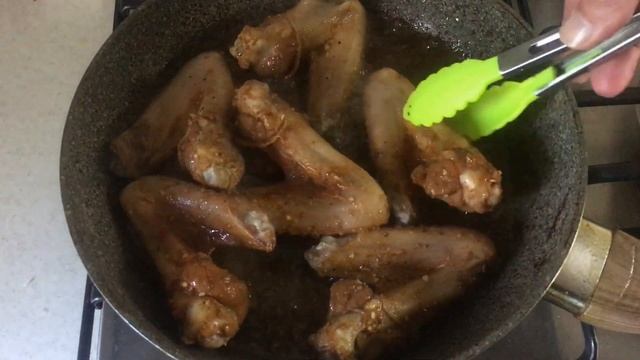 Вкуснейшие утиные крылышки с яблоками на сковороде. смотреть онлайн