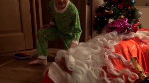 Дед Мороз ? наступил на игрушки и УПАЛ! Что случилось дальше? Сказка на Новый Год