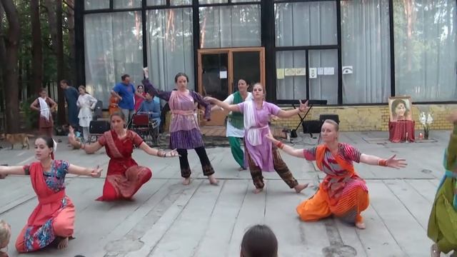 Танец в стиле"Бхаратнатьям", исполняют взрослые девочки смотреть онлайн