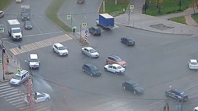 В Челябинске автомобиль вспыхнул на ходу смотреть онлайн