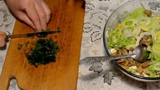 САЛАТ С КРАБОВЫМИ ПАЛОЧКАМИ! Вкусный рецепт салата! Крабовые палочки и кукуруза.