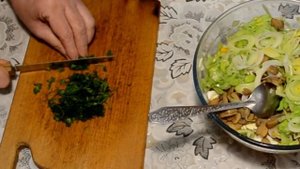 САЛАТ С КРАБОВЫМИ ПАЛОЧКАМИ! Вкусный рецепт салата! Крабовые палочки и кукуруза.