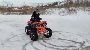 Научили девушку дрифтить на квадроцикле. Посмотрите, какая улыбка.