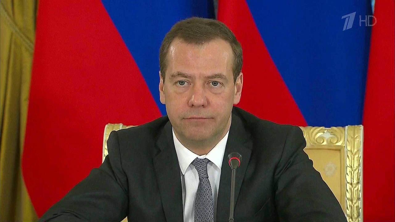 О внимательном подходе к поправкам в законодательс...говорил Дмитрий Медведев с руководством Совфеда