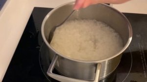 Элитный завтрак. Рисовая каша с клубникой. На кокосовом молоке или коровьем. Очень вкусная.