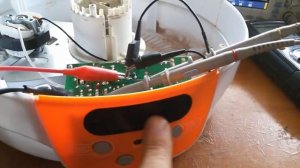 Стабилизатор питания и микроконтроллер запускаются в работу от прикосновения.