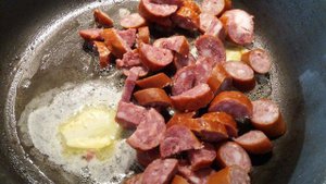 Паста спагетти с соусом из охотничьих колбасок