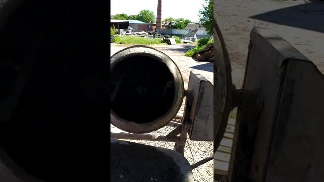 Видео очистки строительного миксера с помощью щебня и воды смотреть онлайн