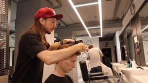 МОДНАЯ УДЛИНЕННАЯ МУЖСКАЯ СТРИЖКА ТРЕНД 2019 | БАРБЕР ВИДЕО БЛОГ