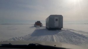 МТЛБ тащит балок по болоту и озеру.