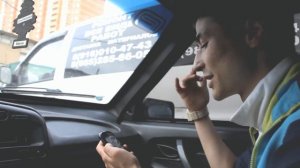 Классно читает рэпчик в машине. Молодой рэп