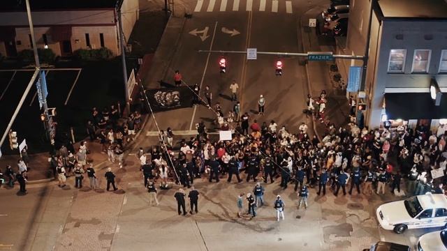 Вечер Стук в дверь. Соседка переступает через порог и орет моему сыну: «Иди сюда, я сказала!» смотреть онлайн