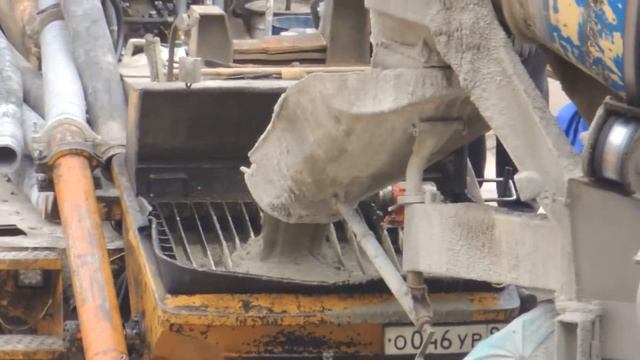 Как бетономешалка подает раствор в бетононасос смотреть онлайн