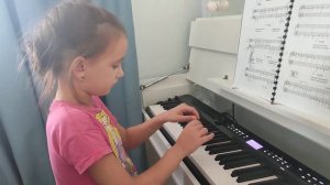 "Заинька", девочка Лиза играет на фортепиано 1 класс